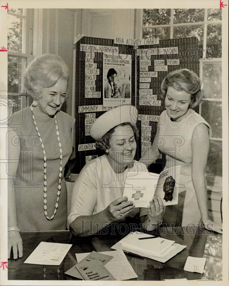 1967 Press Photo Mrs. Pollard Marsters and committee members talk in Houston.- Historic Images