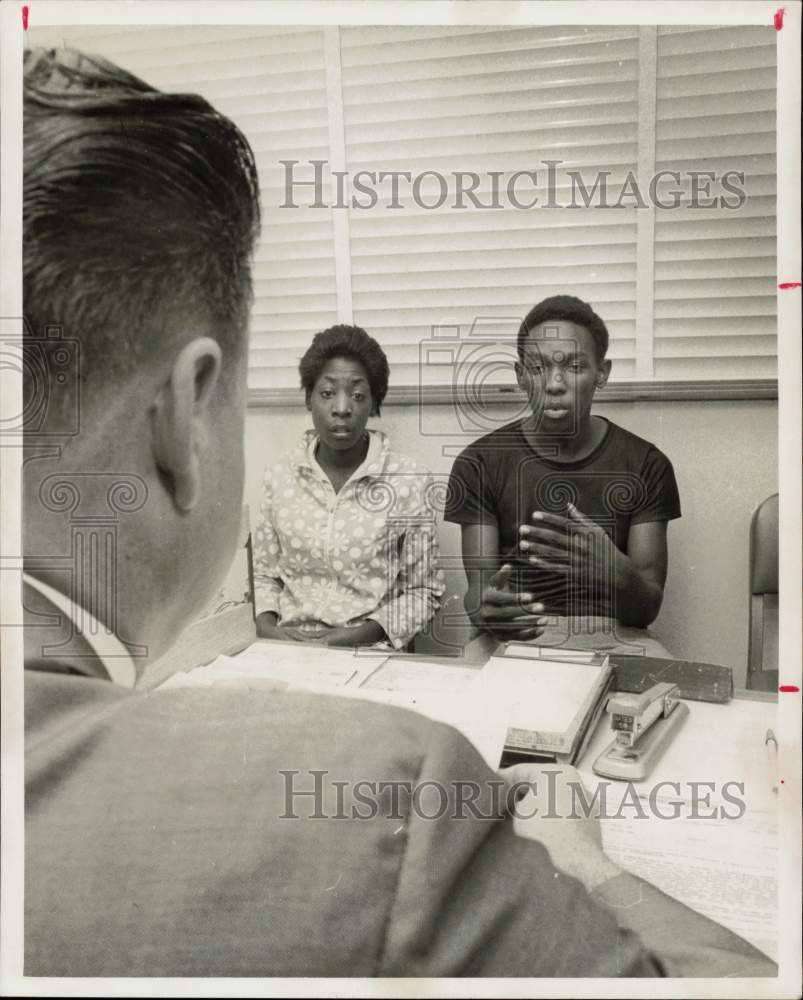 1970 Press Photo Mr. and Mrs. Harris Gaines questioned by Lt. H.W. Kersten.- Historic Images