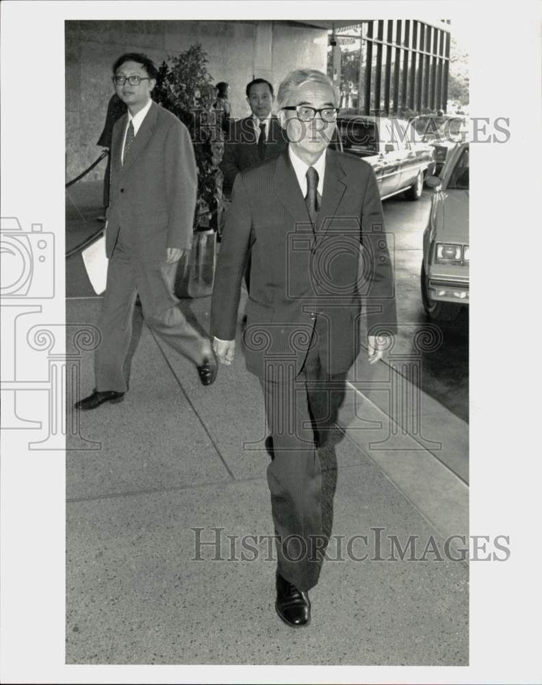 1983 Press Photo Zhang Wenjin, Chinese Ambassador to U.S. walks from building- Historic Images