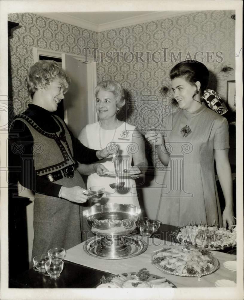 1970 Press Photo Members of Houston Chi Omega Alumnae Association. - hpa66632- Historic Images