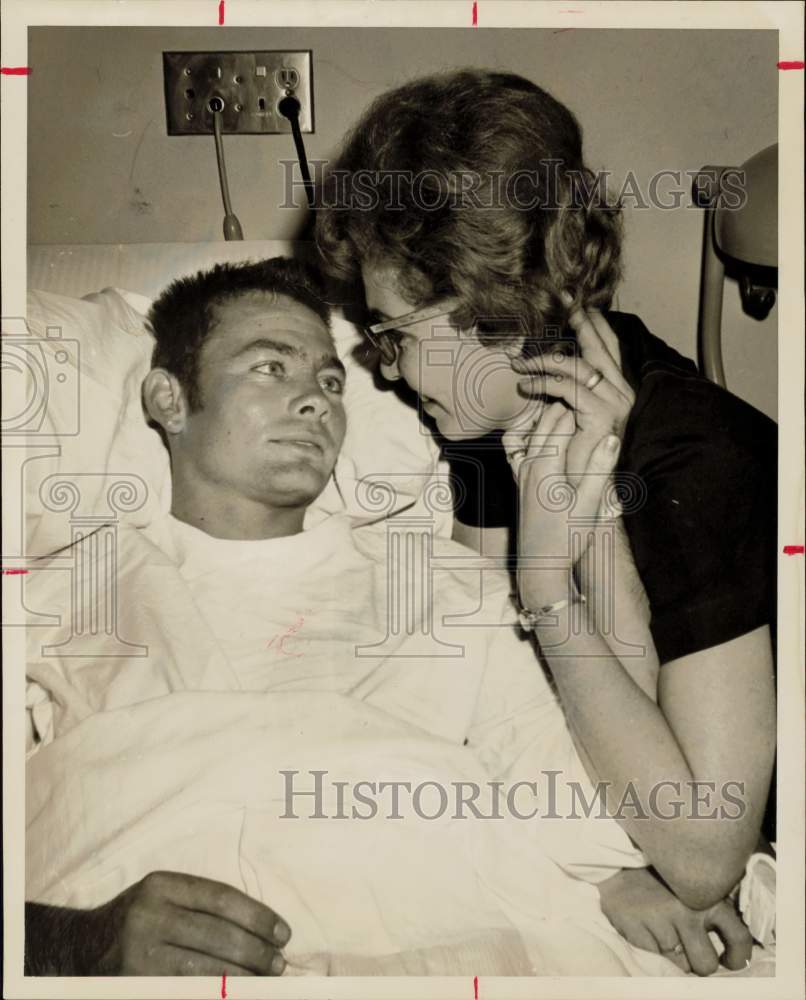 1967 Press Photo Houston plumber, Richard Dafft visited by wife at the hospital- Historic Images