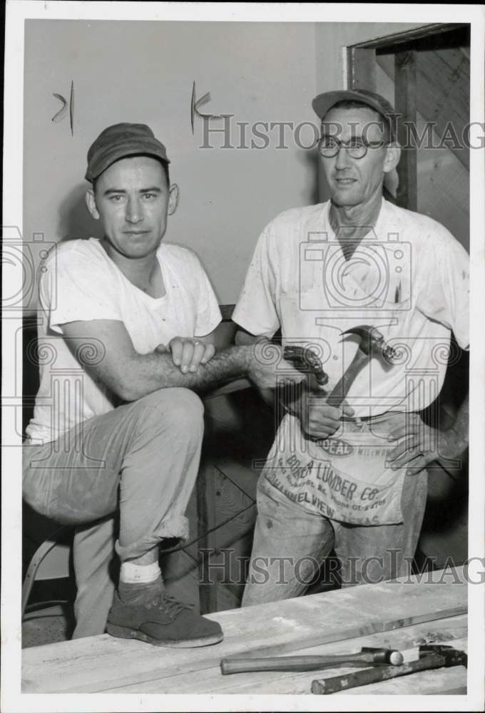 1959 Press Photo R.B. Moon helps J.E. Walkinshaw with project, Houston- Historic Images