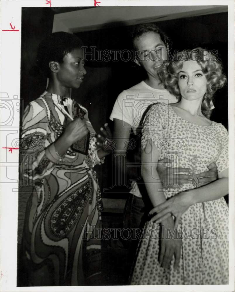 1971 Press Photo Barbara Marshall of Urban Theater with actors at rehearsal- Historic Images