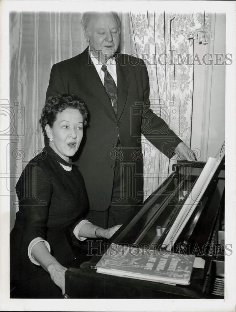 1960 Press Photo Dallas, Texas, Oilman H.L. Hunt, Wife Sing at the Piano- Historic Images