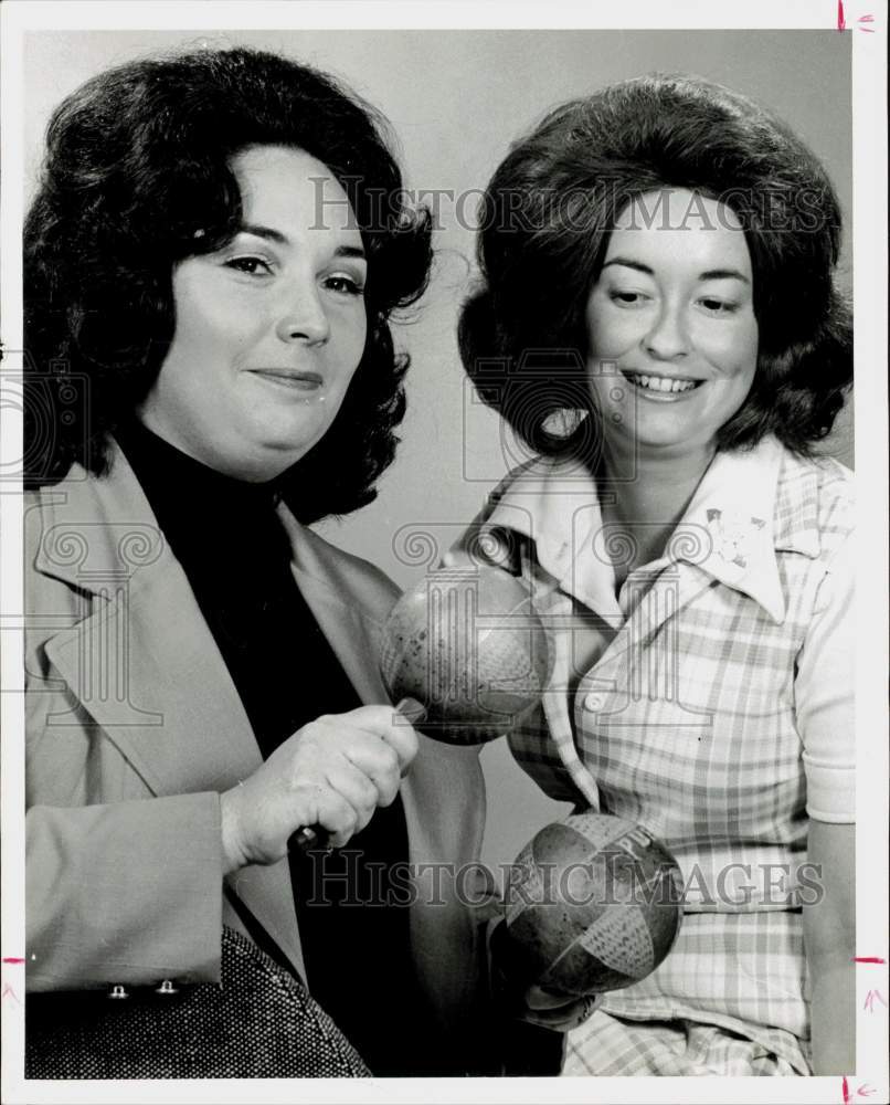 1974 Press Photo Sandra Criss Joseph plays maracas as Sandra Coffey looks on- Historic Images