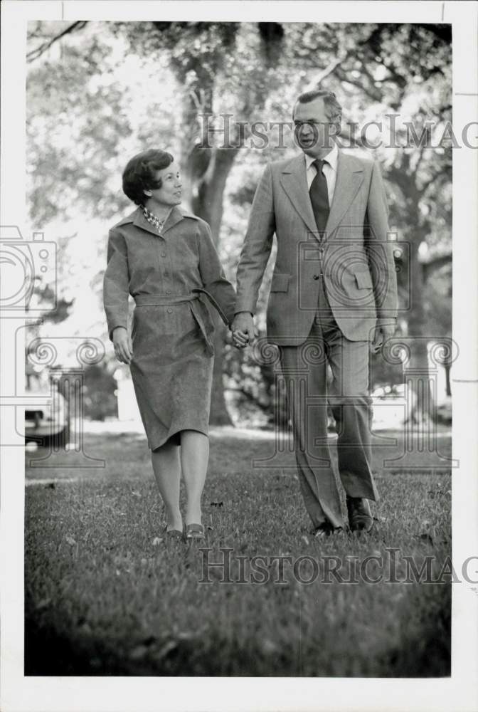 1975 Press Photo Joanne and Champney Smith enjoy a quiet moment - hpa67761- Historic Images