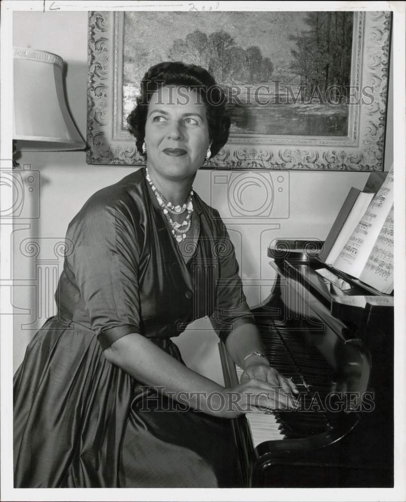 1958 Press Photo Houston voice teacher Frances Ives sits at the piano- Historic Images