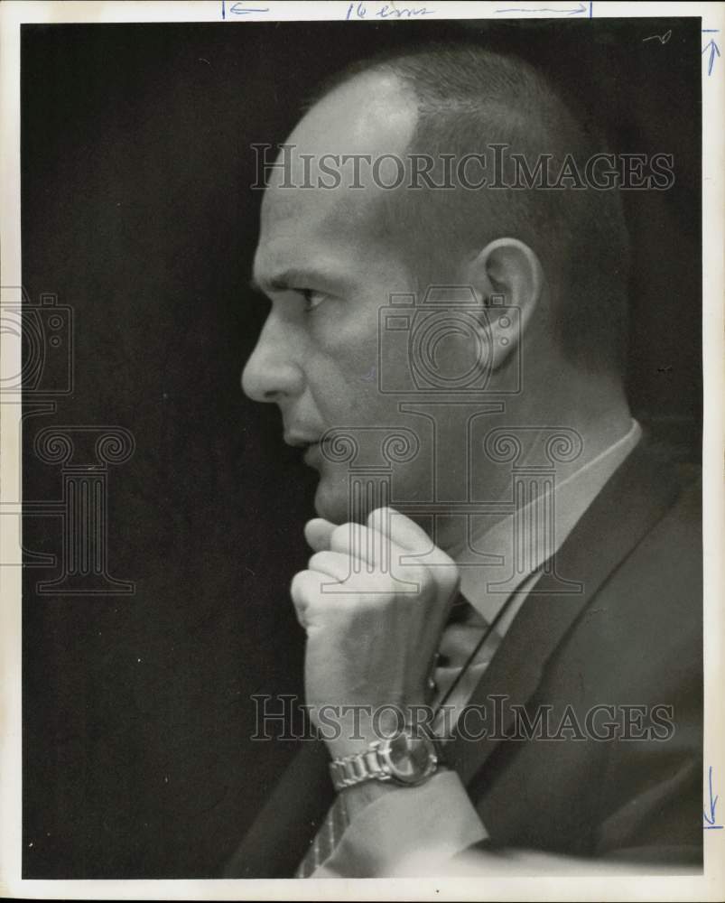 1971 Press Photo Doctor George Garver, HISD Superintendent in pensive mood- Historic Images