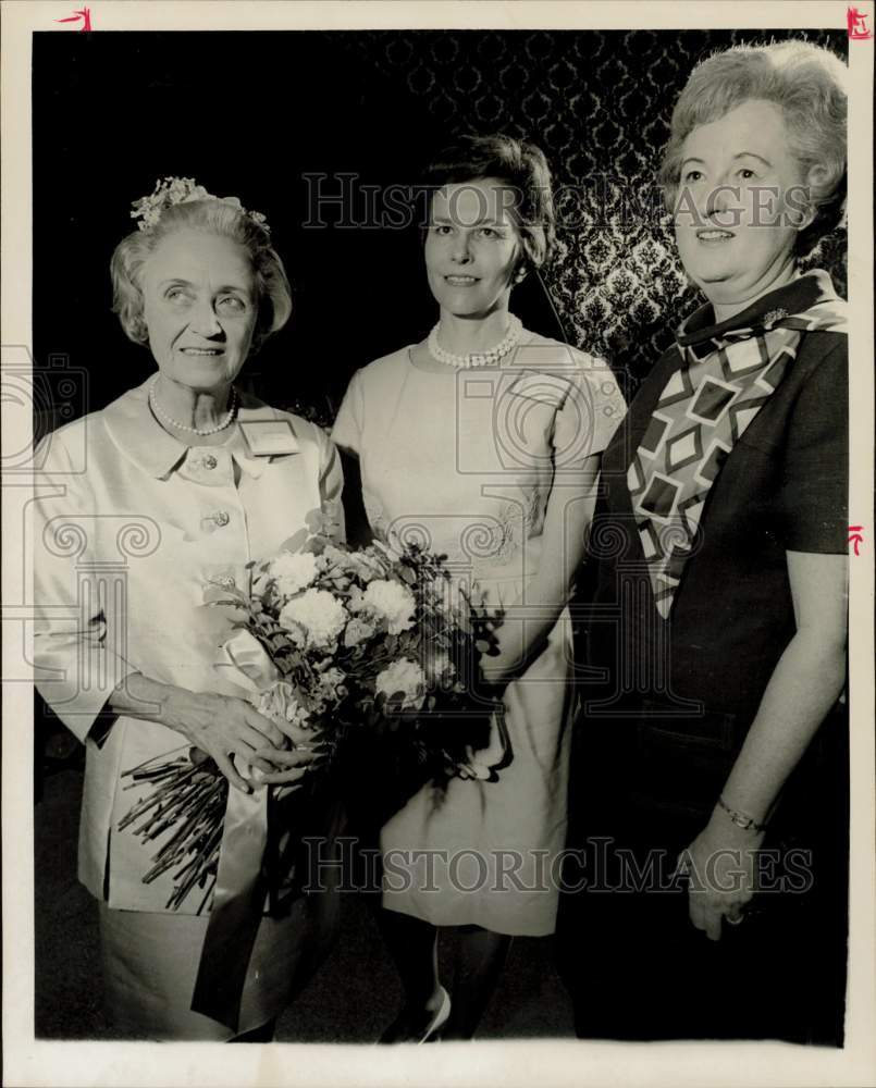 1969 Press Photo Blanch Hickman honored by Houston Executive Secretaries, Texas- Historic Images