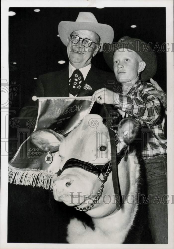 1958 Press Photo Show Manager Herman Engel poses with J.P. Dodgen at ceremonies- Historic Images