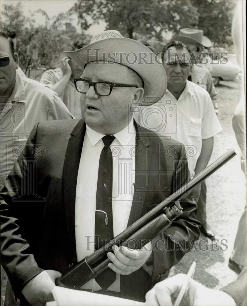 1969 Press Photo Sheriff E.P. Elliott of Robertson County holds a shotgun- Historic Images