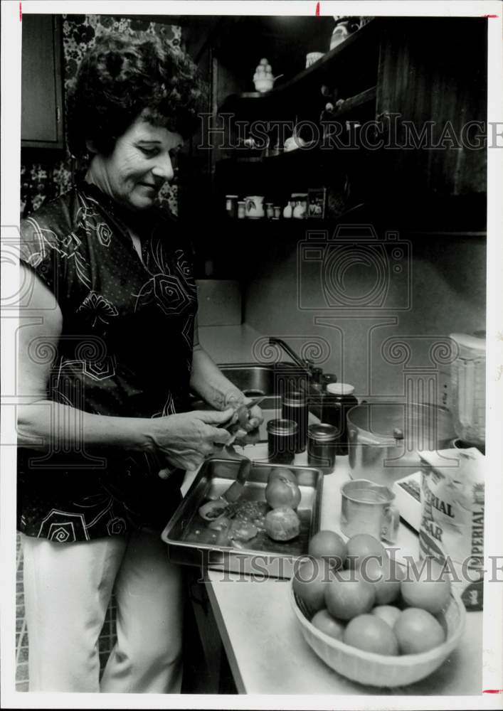 Press Photo Blue Ribbon winner Annie Gaskamp prepares tomato preserves- Historic Images