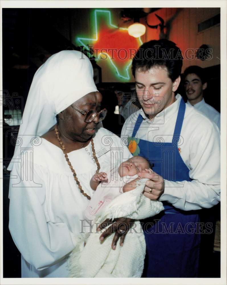 1990 Press Photo Sister Helen Gay &amp; Latest Foster Child with Jim McKating, Texas- Historic Images