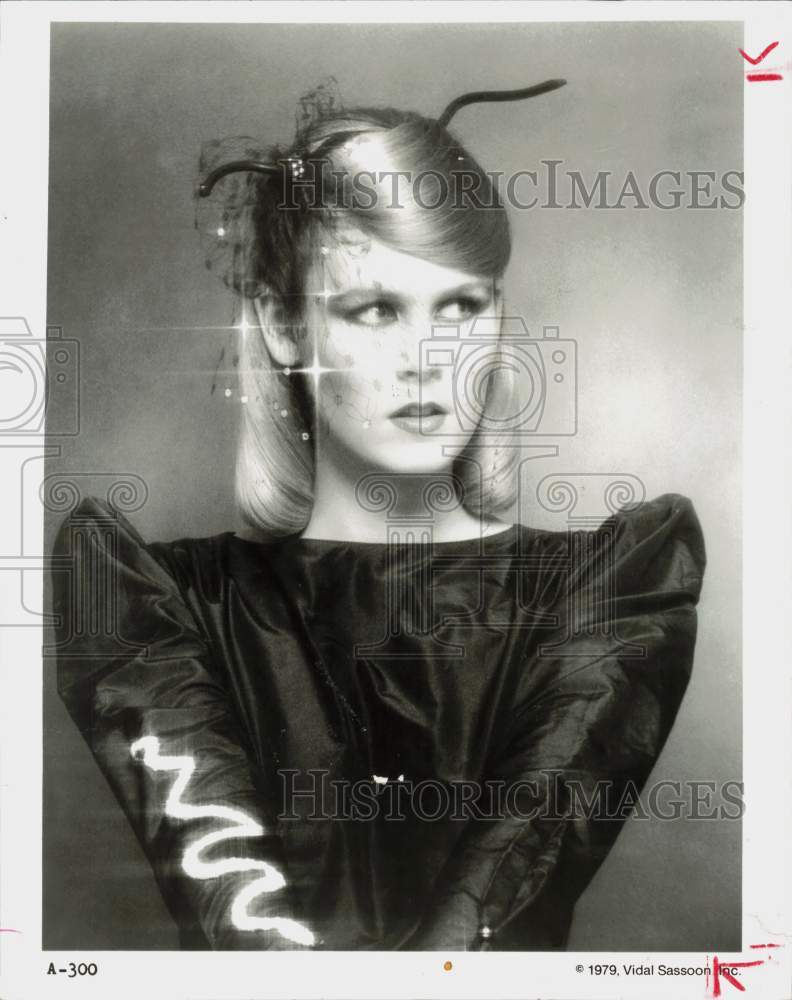 1979 Press Photo Model Kimberli in Vidal Sassoon Hairstyle &amp; Accessories- Historic Images