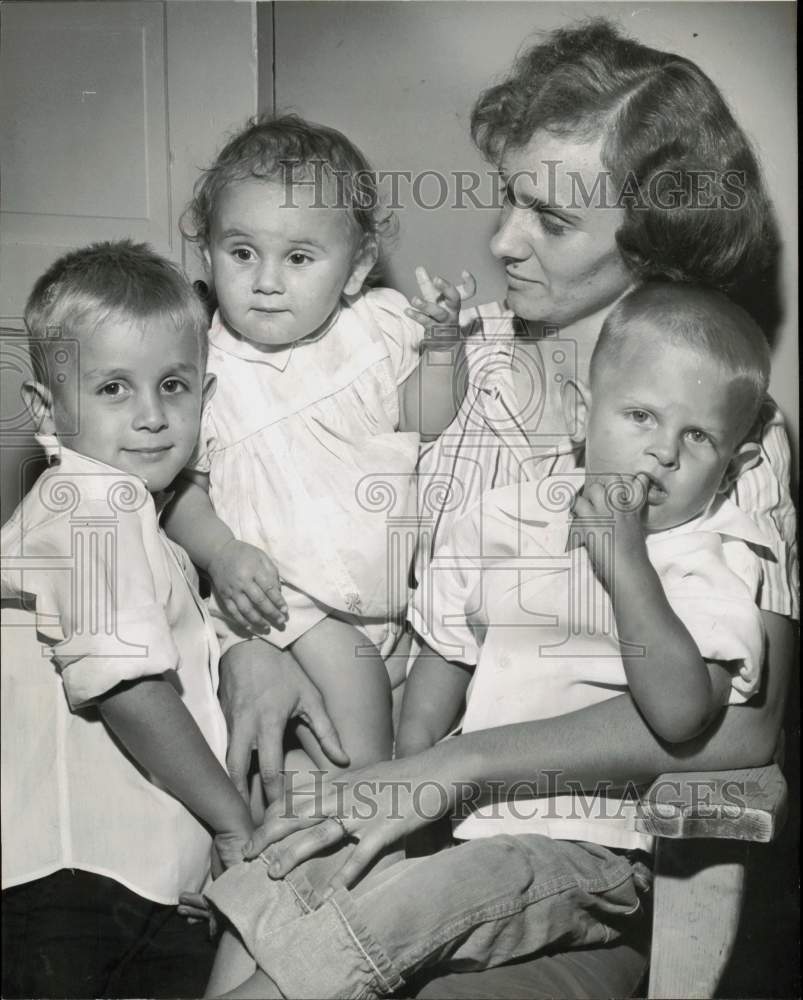 1960 Press Photo Mrs. Martha Crumby &amp; three of her children in remodeled home- Historic Images