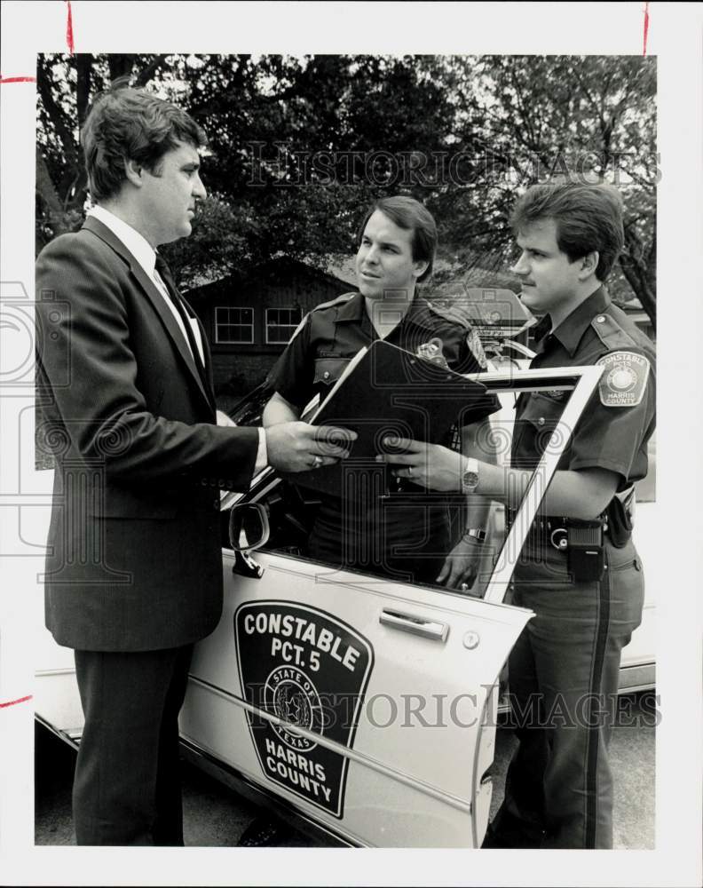 1984 Press Photo Ed Maxon reviews patrol duties of Eddy Childress &amp; Dave Hansen- Historic Images