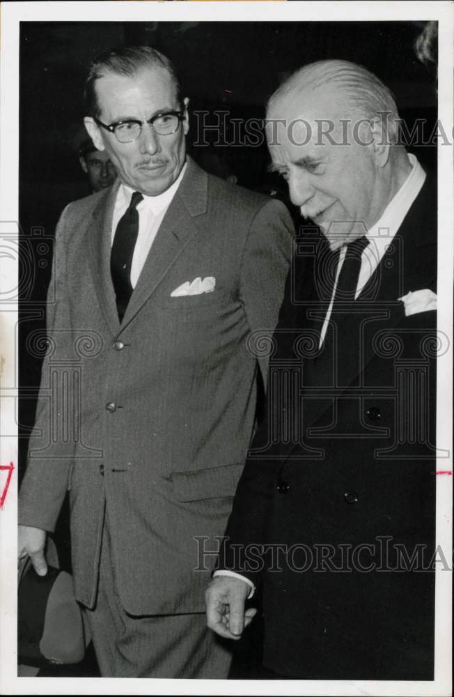 1959 Press Photo Tom Johnson of Houston Orchestra talks to Sir Thomas in Texas- Historic Images