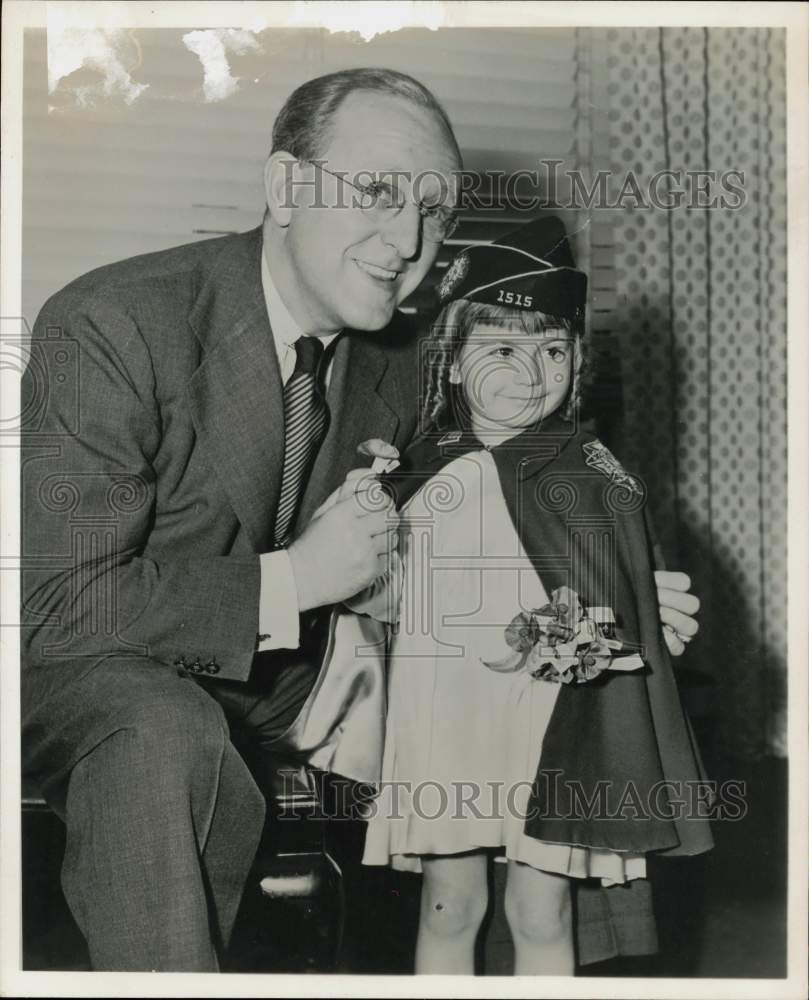 1955 Press Photo Kay Kyser buys a Buddy Poppy from little Gloria Jean Garcia- Historic Images