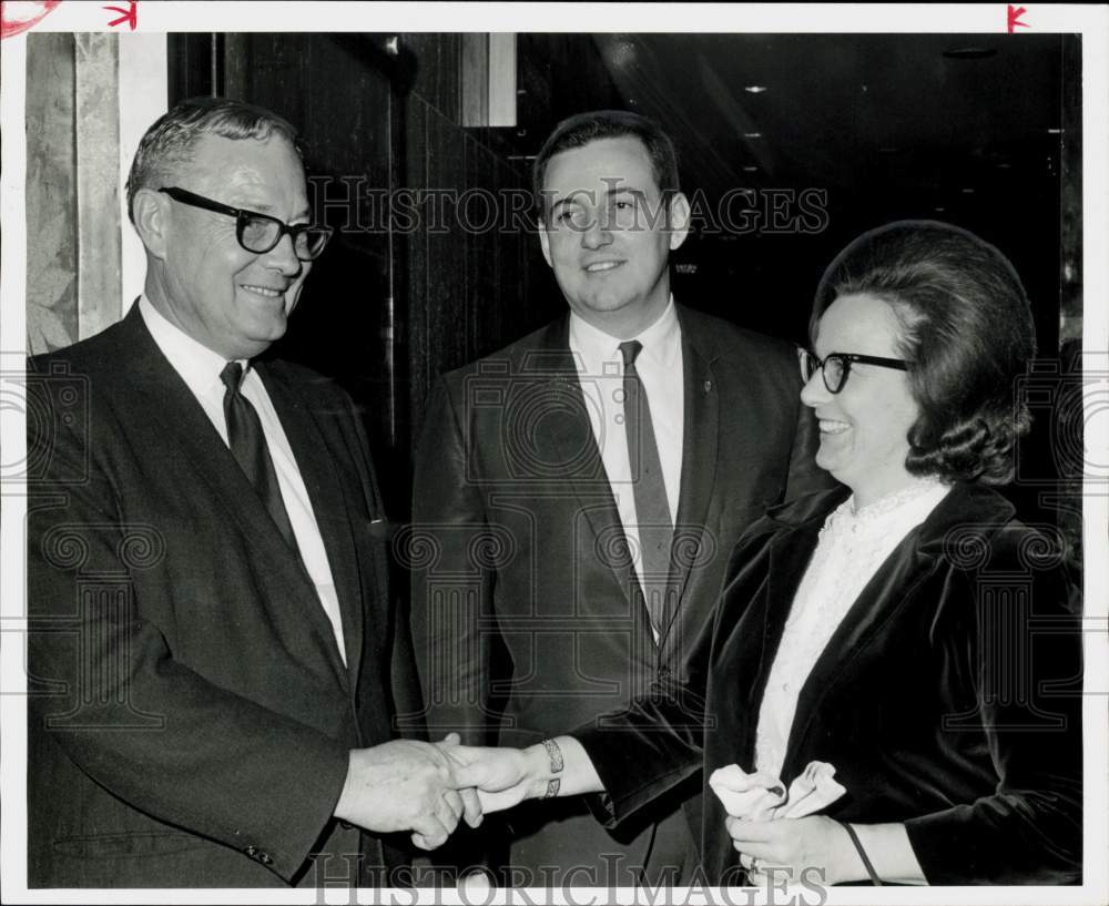 1968 Press Photo HRA Director Harold Ellis with Mr. &amp; Mrs. John Allan- Historic Images