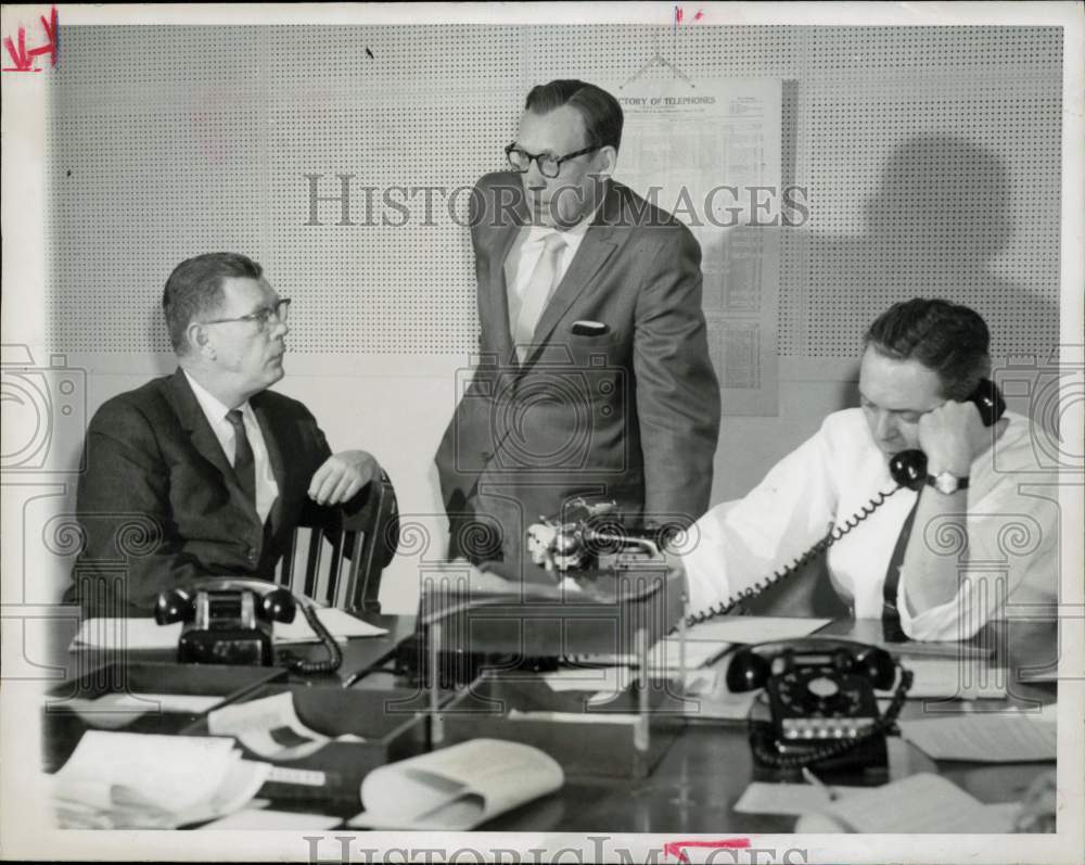 1961 Press Photo ABC Vice President James Campbell Hagerty talks with aide- Historic Images