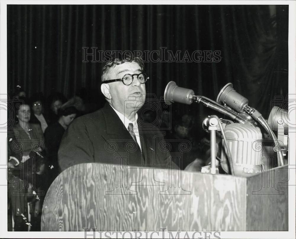 1946 Press Photo Fiorello LaGuardia speaks at Herald-Tribune forum in New York- Historic Images