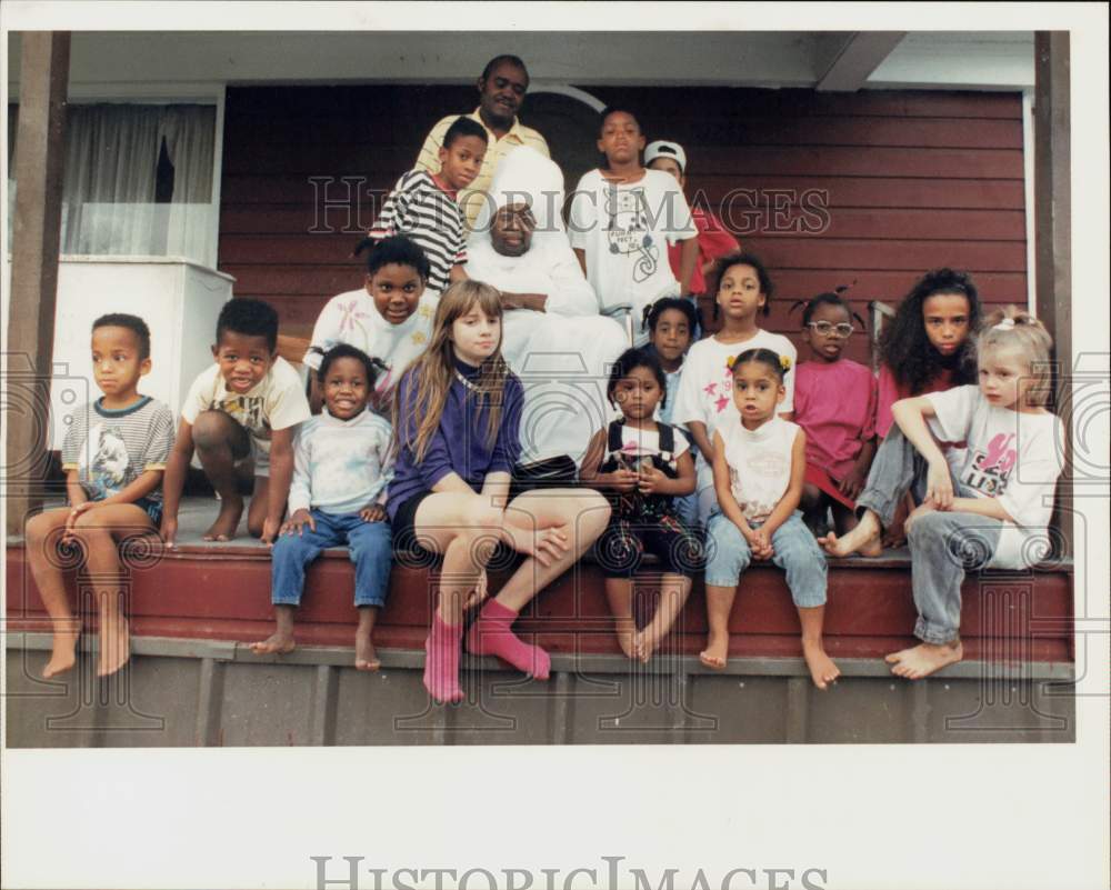 1991 Press Photo Sister Helen Gay and husband Fisher with their adopted children- Historic Images