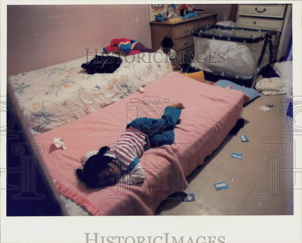 Press Photo A young girl enjoying a nap at Houston home - hpa69651- Historic Images