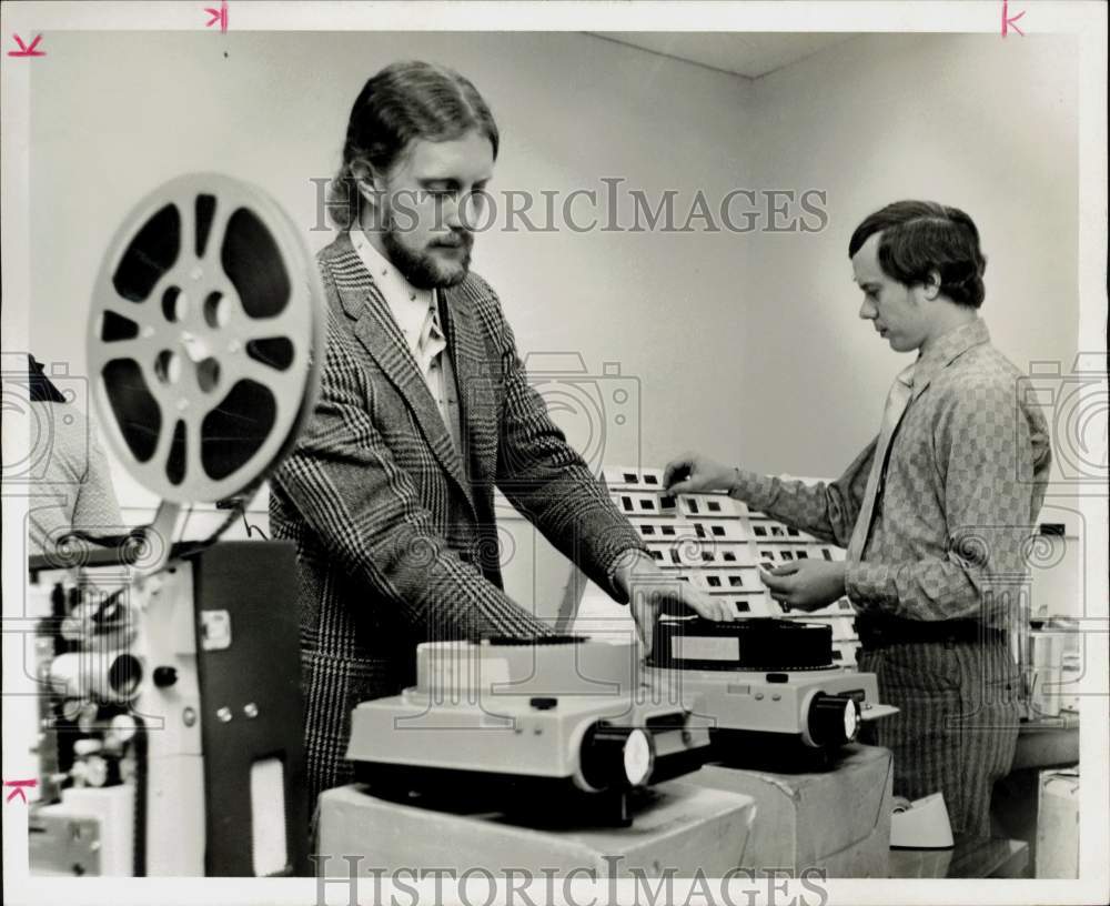 1973 Press Photo Mike Maudlin, Paul Kelly Work on Multi-Media Presentation, TX- Historic Images