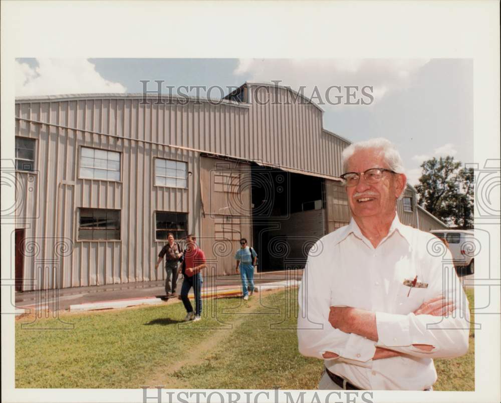 1992 Press Photo Professor J. R. Crump at University of Houston Central Campus- Historic Images