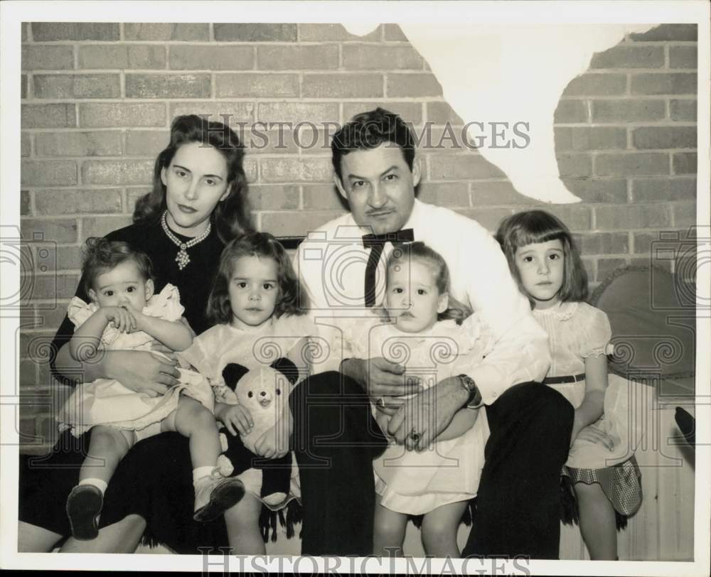 1960 Press Photo Captain &amp; Mrs. Jack Harper visit Texas City with their children- Historic Images