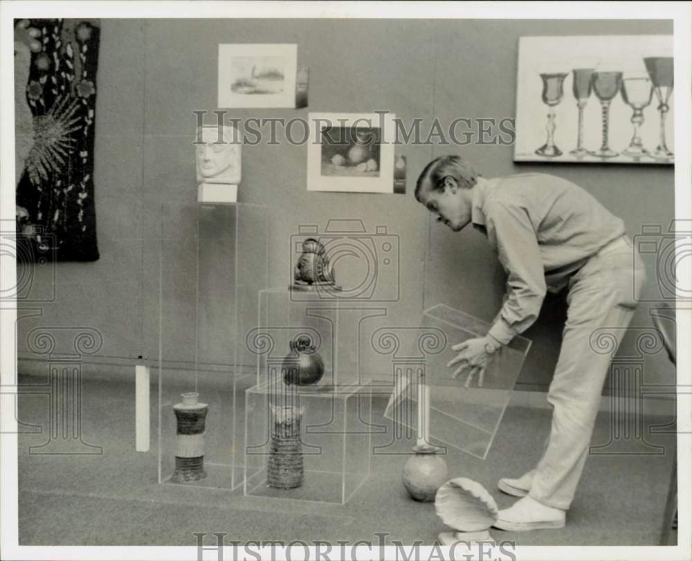 1970 Press Photo Dennis Harrington makes final touches for Houston Arts Festival- Historic Images