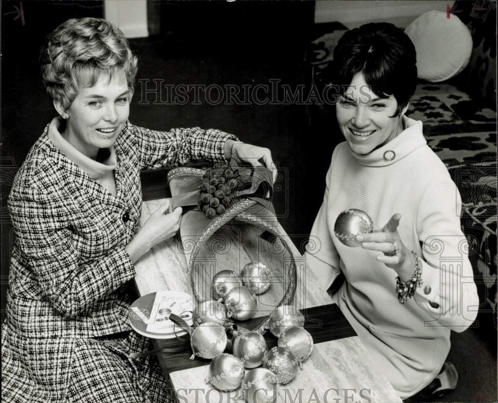 1968 Press Photo Mmes. Herbert Fred/Clarence Alfrey Make Yule Decoration, Texas- Historic Images