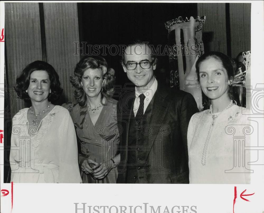 1981 Press Photo Houston Grand Opera Guild President Ann Craft, Colleagues, TX- Historic Images