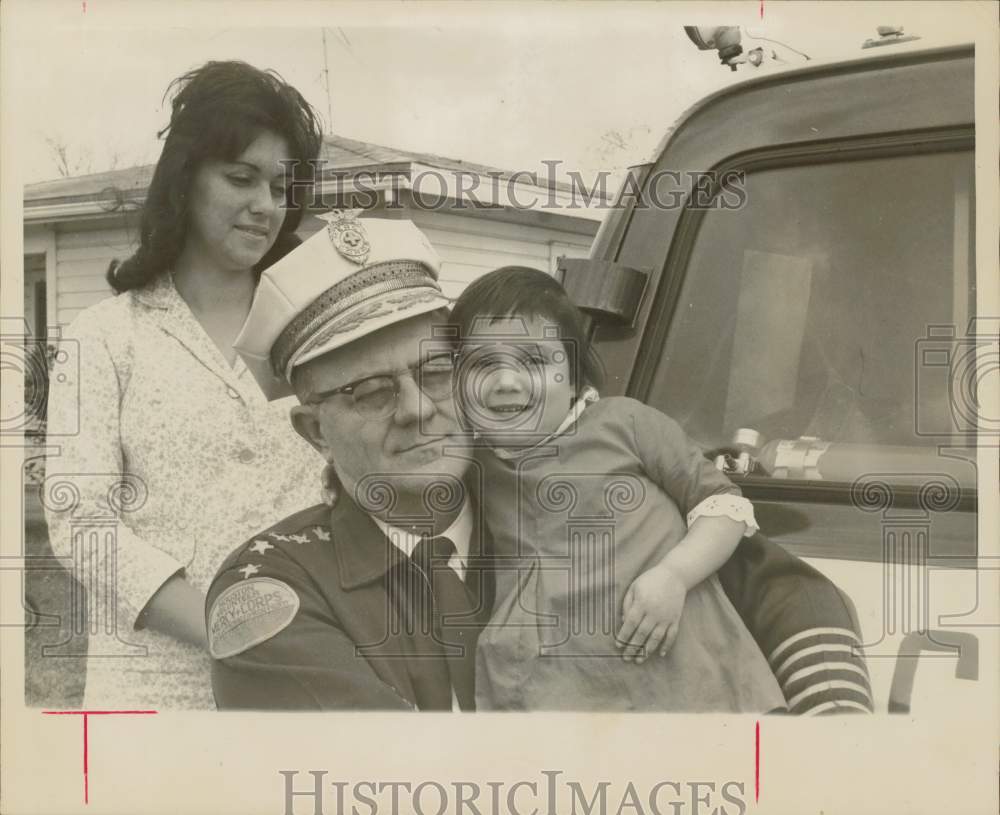 1968 Press Photo Bill Ransom with Theresa Fregia, Rescued from Well, Texas- Historic Images