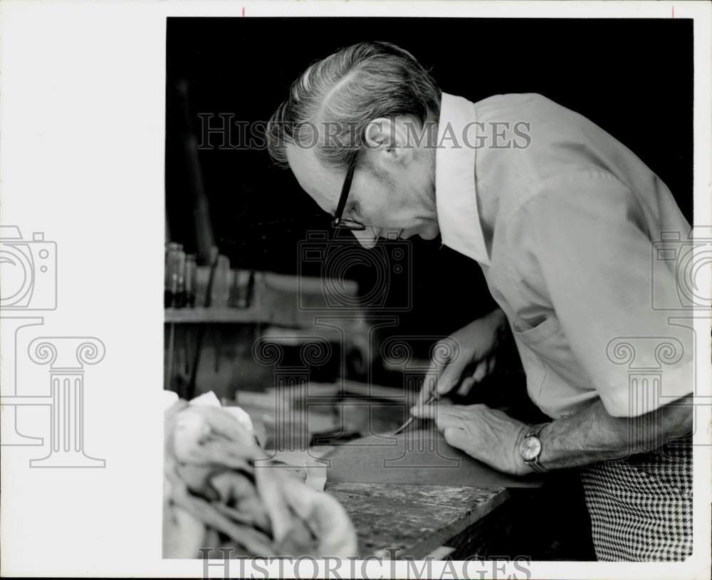 1975 Press Photo Furniture maker E. Barrett Herrick, Texas - hpa70696- Historic Images