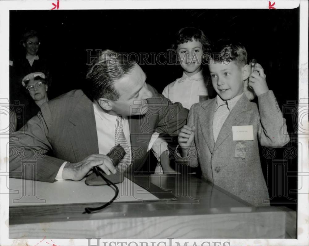 1955 Press Photo Ambassador Henry Cabot Lodge Jr., talks with children, New York- Historic Images