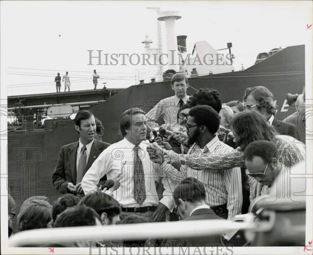 1972 Press Photo Sargent Shriver, candidate for Vice President giving speech, TX- Historic Images