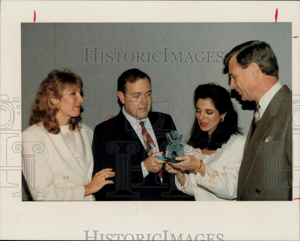 1992 Press Photo Adrienne &amp; Dean Singleton honored by Operation Rainbow, Texas- Historic Images