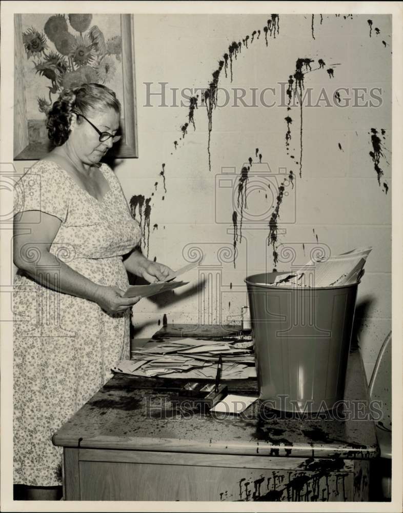 1961 Press Photo Ink-splashed desk and wall at Barrick Elementary School, Texas- Historic Images