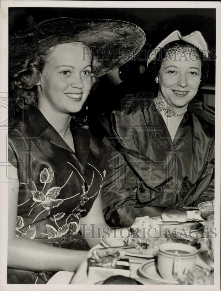 1950 Press Photo Mrs. Robert Allan Shivers dining with lady, Texas - hpa71298- Historic Images