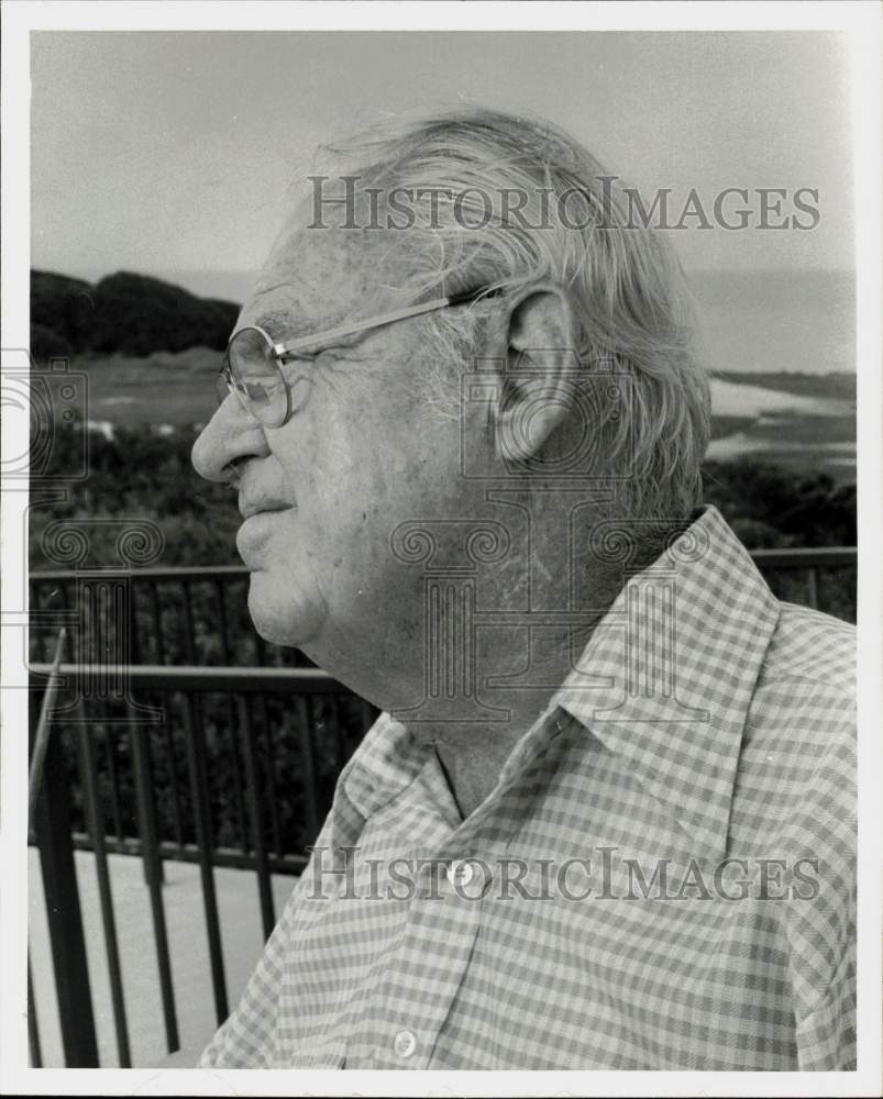 1975 Press Photo E.M. &quot;Buck&quot; Schiwetz at Aransas Wildlife Refuge, Texas- Historic Images