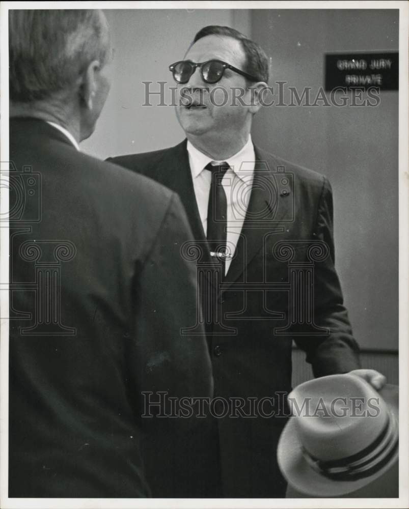 1964 Press Photo Peyton Bryan talking with Mair J. Schepps, Texas - hpa71911