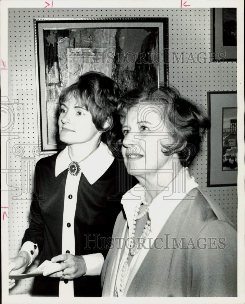 1973 Press Photo Ann Hunt and Evelyn Stebbins at Houston&#39;s Alfred Lee Gallery.- Historic Images