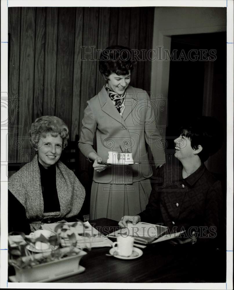 1971 Press Photo Mrs. Harold Hoffman and other Committee hostesses. - hpa72048- Historic Images