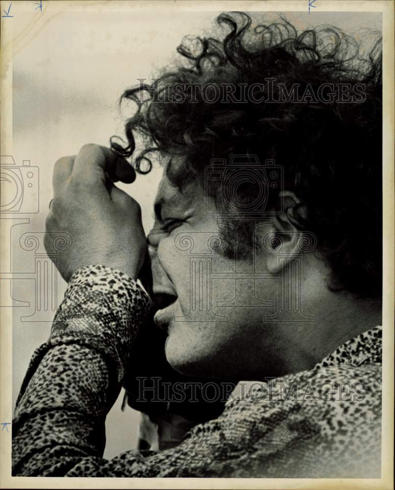 1970 Press Photo Abbie Hoffman pauses during Houston visit - hpa72062- Historic Images