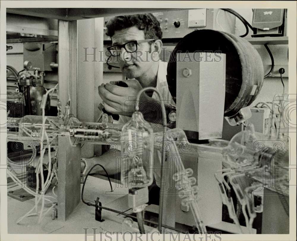 1969 Press Photo Dr. Dieter Heymann of Rice University works in his laboratory.- Historic Images