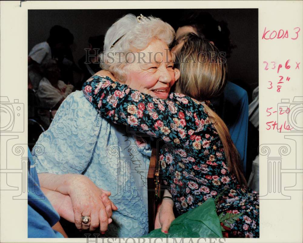 1989 Press Photo Wernda Smith congratulated on winning Ms. Greater Years contest- Historic Images