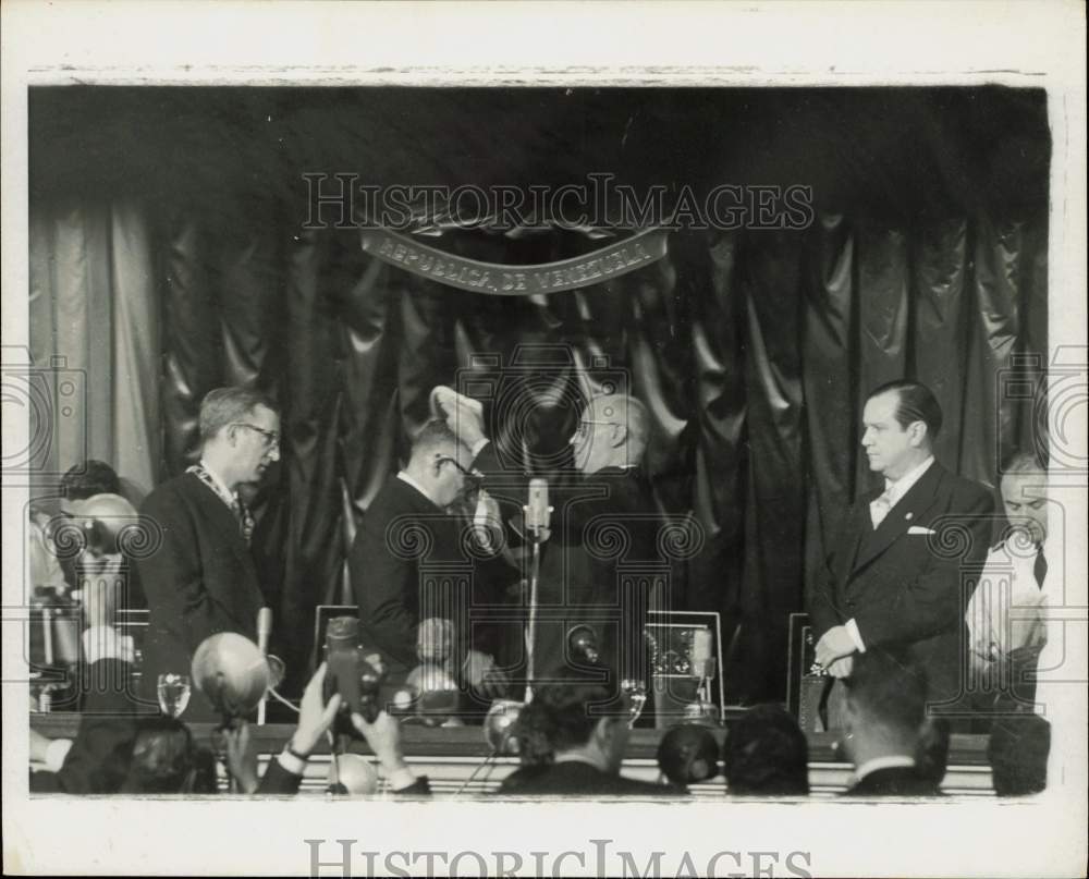 1959 Press Photo Raul Lemi places sash over Venezuela's Romulo Betancourt.- Historic Images