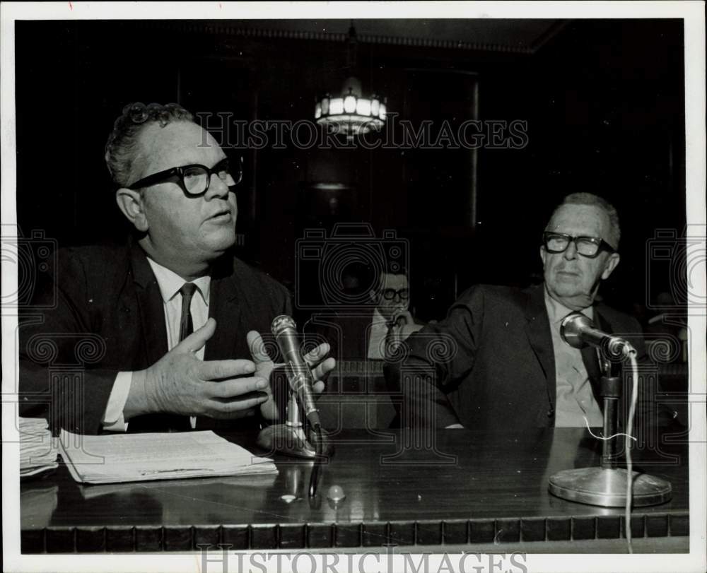 Press Photo John Lamont and Dr. Jash Sterner appear at meeting. - hpa72241- Historic Images