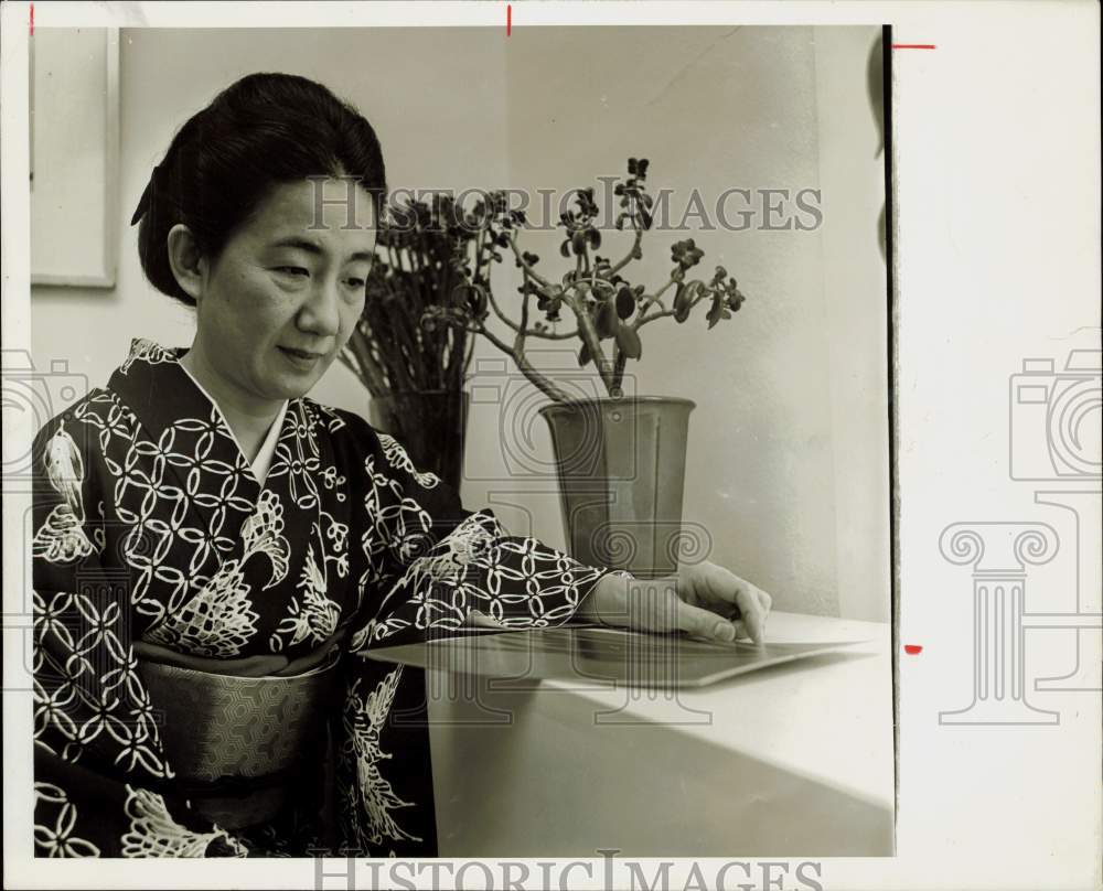 1969 Press Photo Shunso Machi, Japanese calligrapher - hpa72259- Historic Images